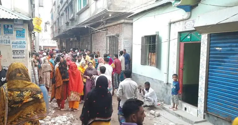 বাসার সামনে স্থানীয়দের ভিড়